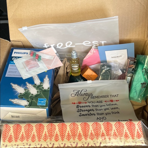 Low Start Holiday Mystery Box of jewelry, beauty & Goodies - Picture 2 of 4